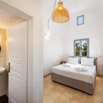 Hillside Elegance Тира