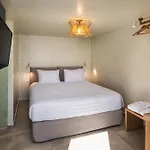 Hillside Elegance Апартаменты Тира