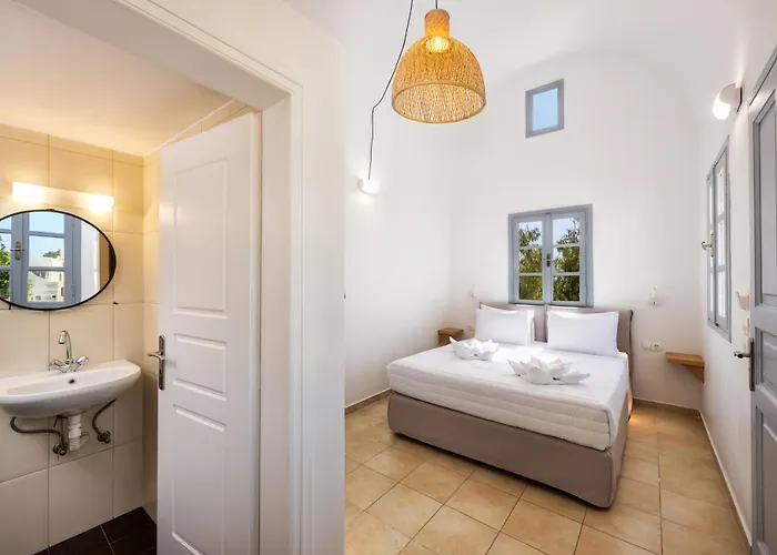 Hillside Elegance 산토리니