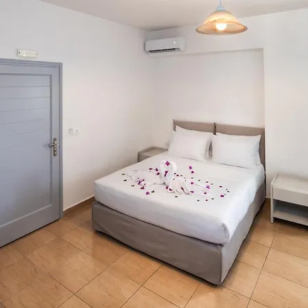 Hillside Elegance * Fira (Santorini)